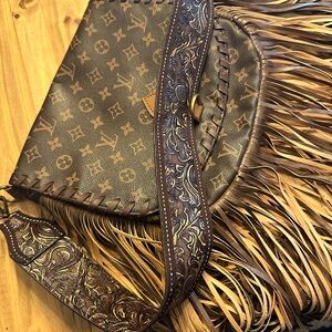 Great faux crossbody in excellent condition!